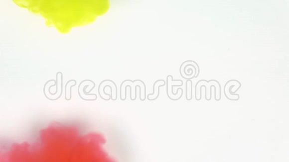 4K镜头背景资料液体油墨颜色混合爆裂旋流液视频的预览图