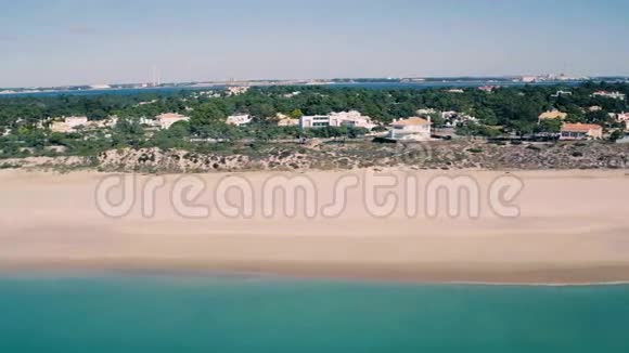 在海滨海洋度假村上空飞行视频的预览图