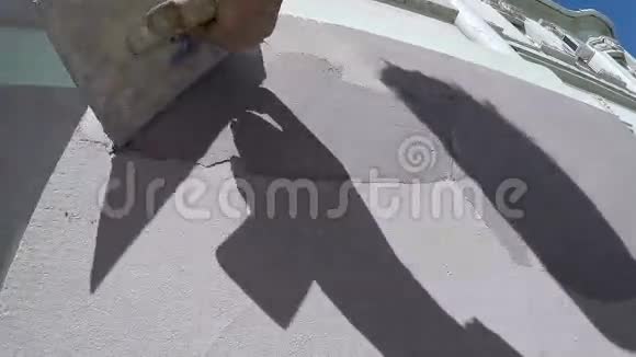 工人用手推车抹灰墙面视频的预览图