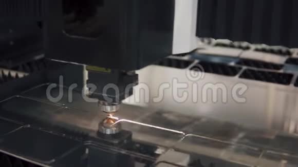 金工数控铣床切割金属现代加工技术激光切割机切割金属零件视频的预览图