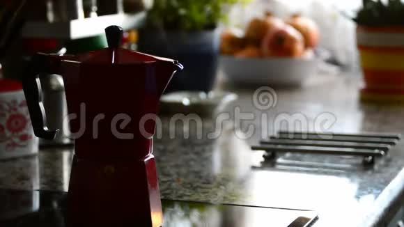 红莫卡咖啡早上煮咖啡视频的预览图