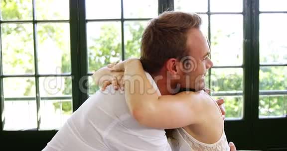 一对夫妇求婚后在餐馆拥抱视频的预览图