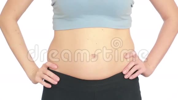 女人胖肚子腹部真空按摩女孩拉肚子视频的预览图