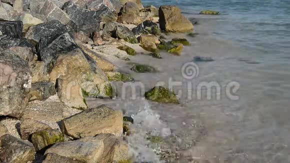 石头和海浪视频的预览图
