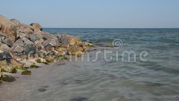 石头和海浪视频的预览图