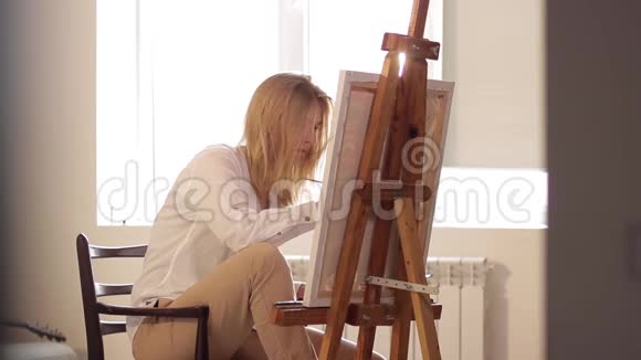 女艺术家画水彩画视频的预览图