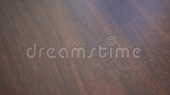 手喷泡沫木桌上视频的预览图