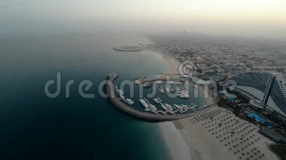 阿联酋迪拜BurjAl阿拉伯酒店附近的Jumeirah海滩直升机视图视频的预览图