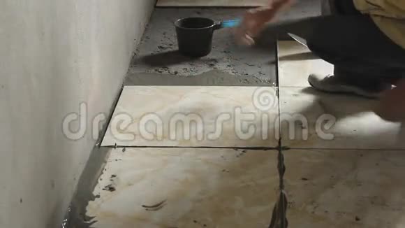 工人在地板上安装瓷砖视频的预览图