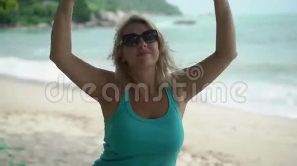 在海滩上荡秋千的年轻女子视频的预览图