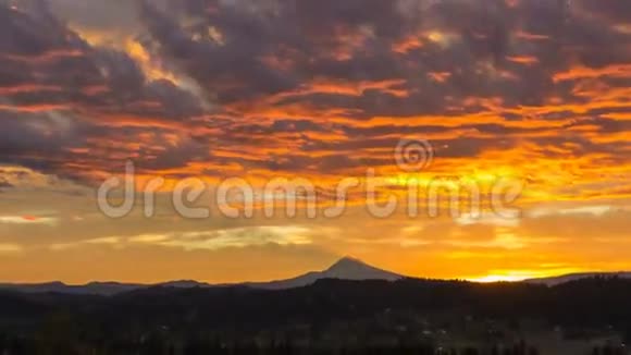 时光流逝电影五彩缤纷的日出和飘动的云在俄勒冈州欢乐谷城的住宅1080p视频的预览图