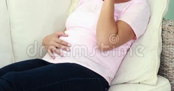 孕妇在沙发上哭泣视频的预览图