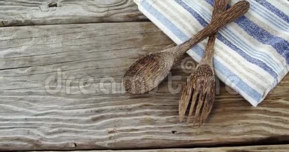 桌上有餐巾纸的木制勺子和叉子视频的预览图