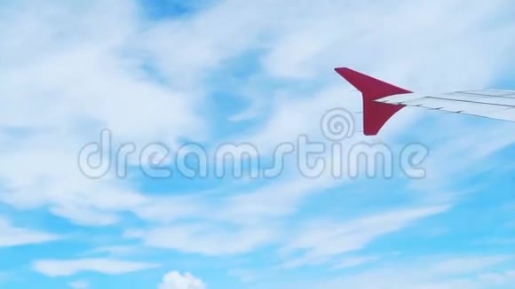 透过飞机窗户观看飞机机翼飞机飞向云层视频的预览图