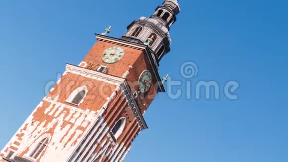 超脱延时暑天在波兰克拉科夫的市政厅塔楼与时钟2019年克拉科夫视频的预览图