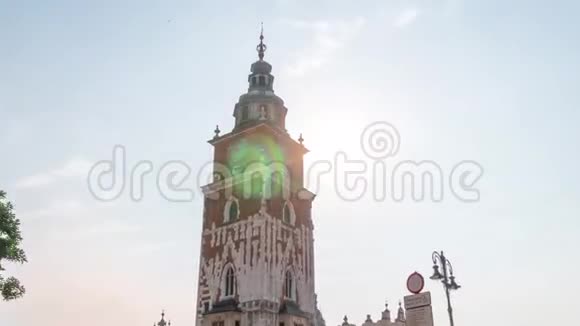 超脱延时在波兰克拉科夫的市政厅塔楼与时钟2019年克拉科夫视频的预览图