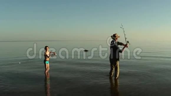 父子俩在湖边钓鱼视频的预览图