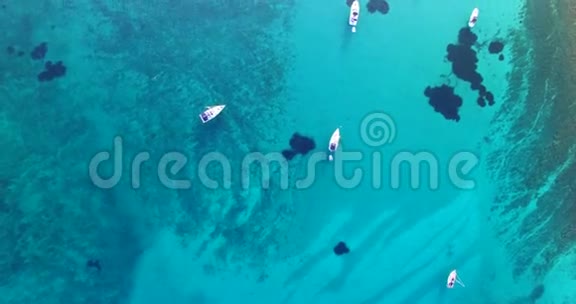 克罗地亚奥利布岛Slatinica湾游艇的鸟瞰图视频的预览图