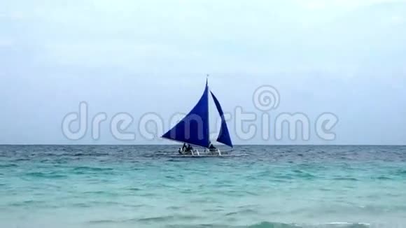 海滩上的风游艇视频的预览图