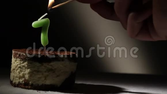 提拉米苏蛋糕里的七号蜡烛视频的预览图