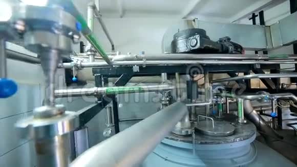 该系统管道管道与阀门在现代工厂工厂室内视频的预览图