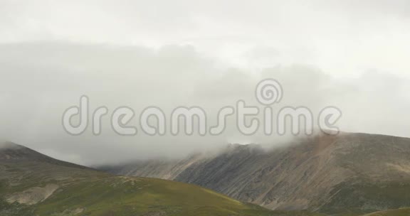 4k大雾团席卷西藏贫瘠的山顶世界的屋顶视频的预览图