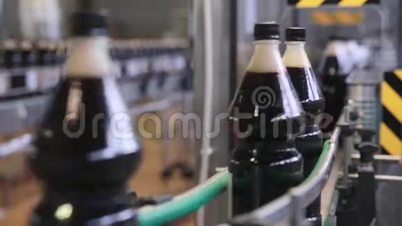 波普和苏打碳酸饮料倒在瓶子上的新鲜饮料自动输送机视频的预览图