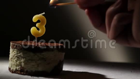 三颗蜡烛在提拉米苏蛋糕里视频的预览图