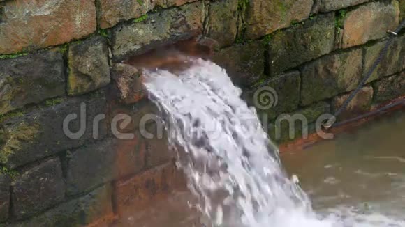 从水管流出的温泉水视频的预览图