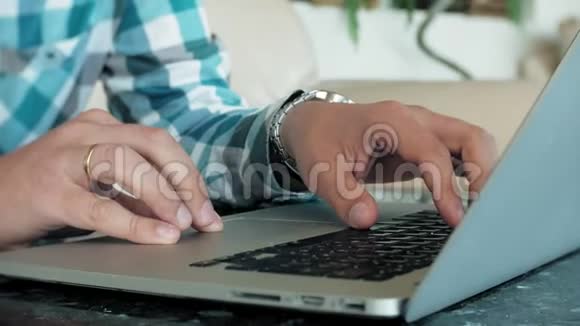 商人坐在沙发上桌上放着平板电脑看着报纸视频的预览图