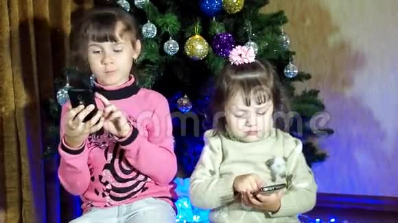 新年圣诞节孩子们一起玩视频的预览图