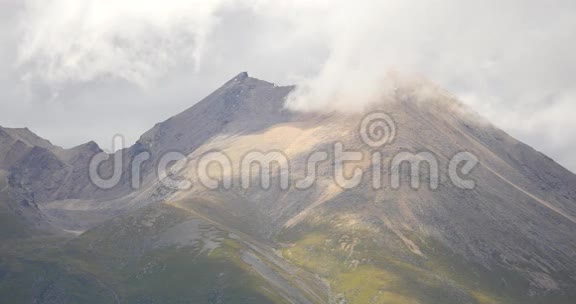 4k大雾团席卷西藏贫瘠的山顶世界的屋顶视频的预览图