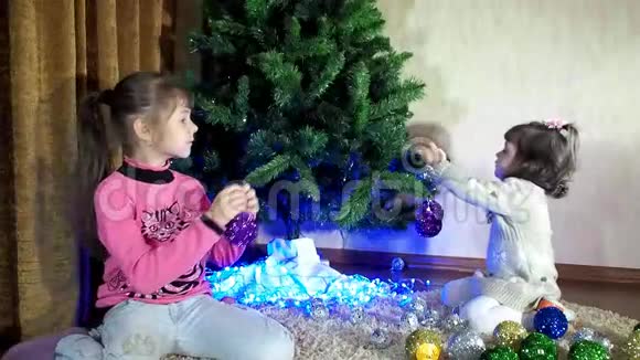 新年圣诞节孩子们一起玩视频的预览图