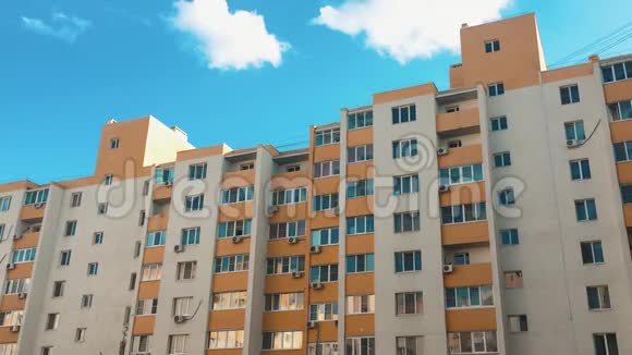 多层住宅空调生活方式逆蓝天城市生活理念视频的预览图