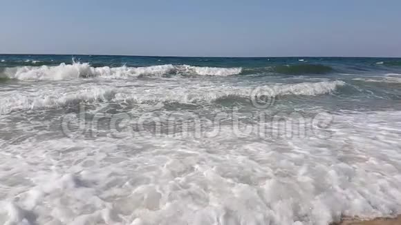 突尼斯地中海的波浪缓慢运动视频的预览图
