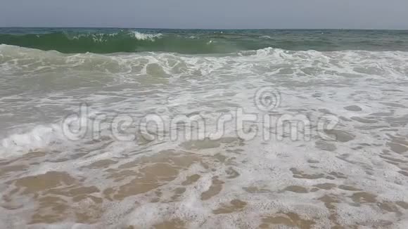 突尼斯地中海海滩上的波浪缓慢运动视频的预览图