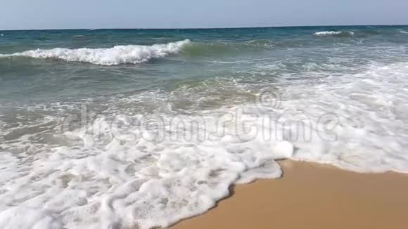 突尼斯地中海的波浪缓慢运动视频的预览图