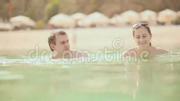 男孩和女孩在海里游泳视频的预览图