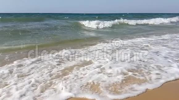 突尼斯地中海海滩上的波浪缓慢运动视频的预览图