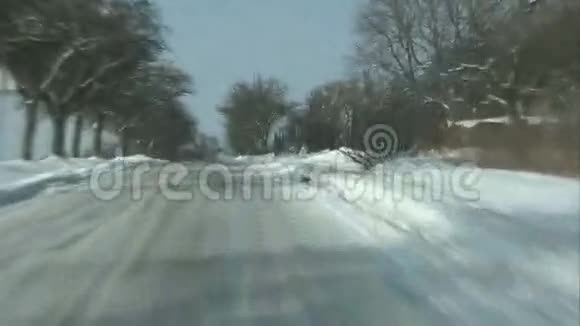 在冬天下雪的路上开车视频的预览图