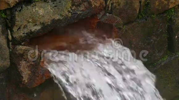 从水管流出的温泉水视频的预览图