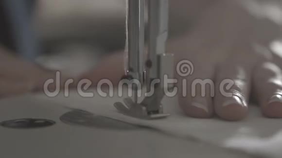 缝纫机上的缝纫缝视频的预览图