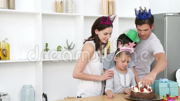 家人在家庆祝女儿生日视频的预览图