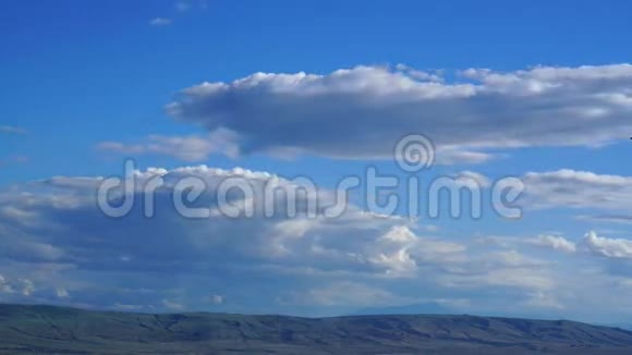 在蓝天上夹着白云视频的预览图