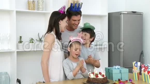 小女孩在生日时吹蜡烛视频的预览图