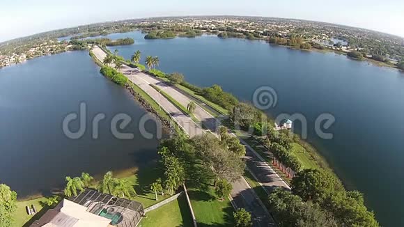 佛罗里达的公路穿越湖泊视频的预览图