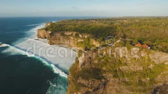 巴厘岛的洛基海岸线空中观景视频的预览图