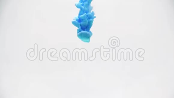 蓝墨水在水里创造性的慢动作在白色背景上视频的预览图