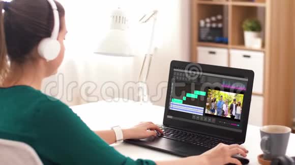 家里有笔记本电脑视频编辑程序的女人视频的预览图