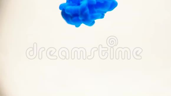 蓝墨水在水里创造性的慢动作在白色背景上视频的预览图